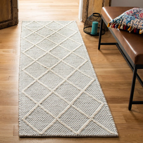 Safavieh Natura 2'-3" x 10'-0" Rug in Silver / Ivory