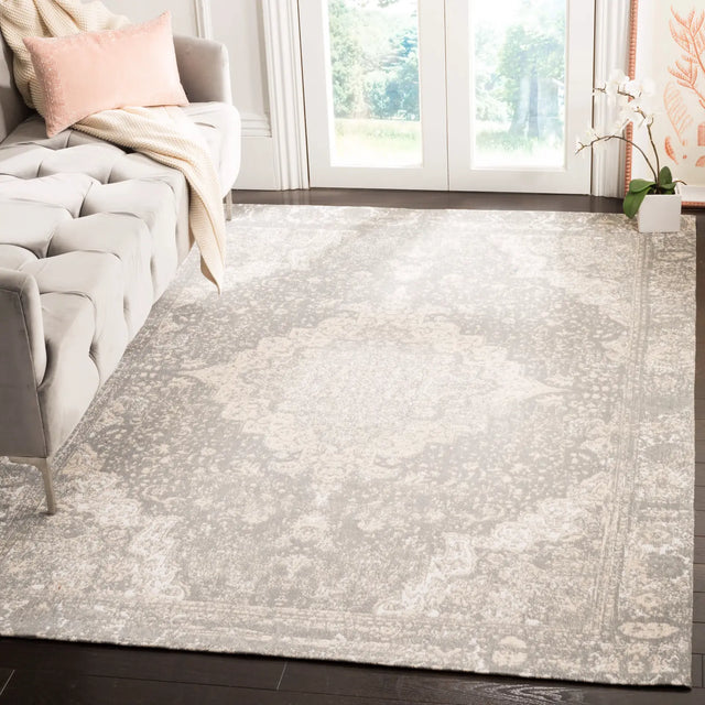 Safavieh Classic Vintage 5'-0" x 8'-0" Rug in Silver