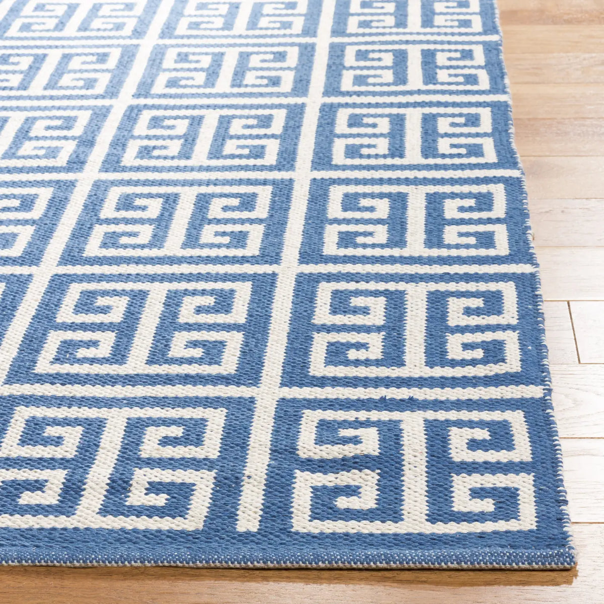 Safavieh Montauk 4'-0" x 6'-0" Rug in Blue / Ivory