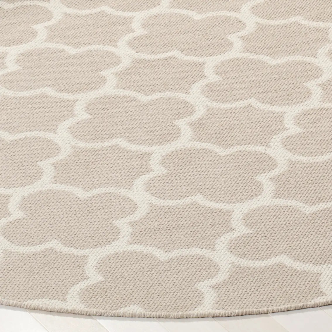 Safavieh Montauk 6'-0" x 6'-0" Rug in Grey / Ivory