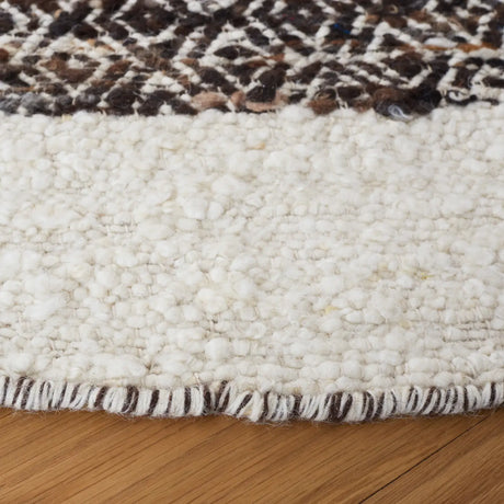 Safavieh Natura 6'-0" x 6'-0" Rug in Black / Ivory