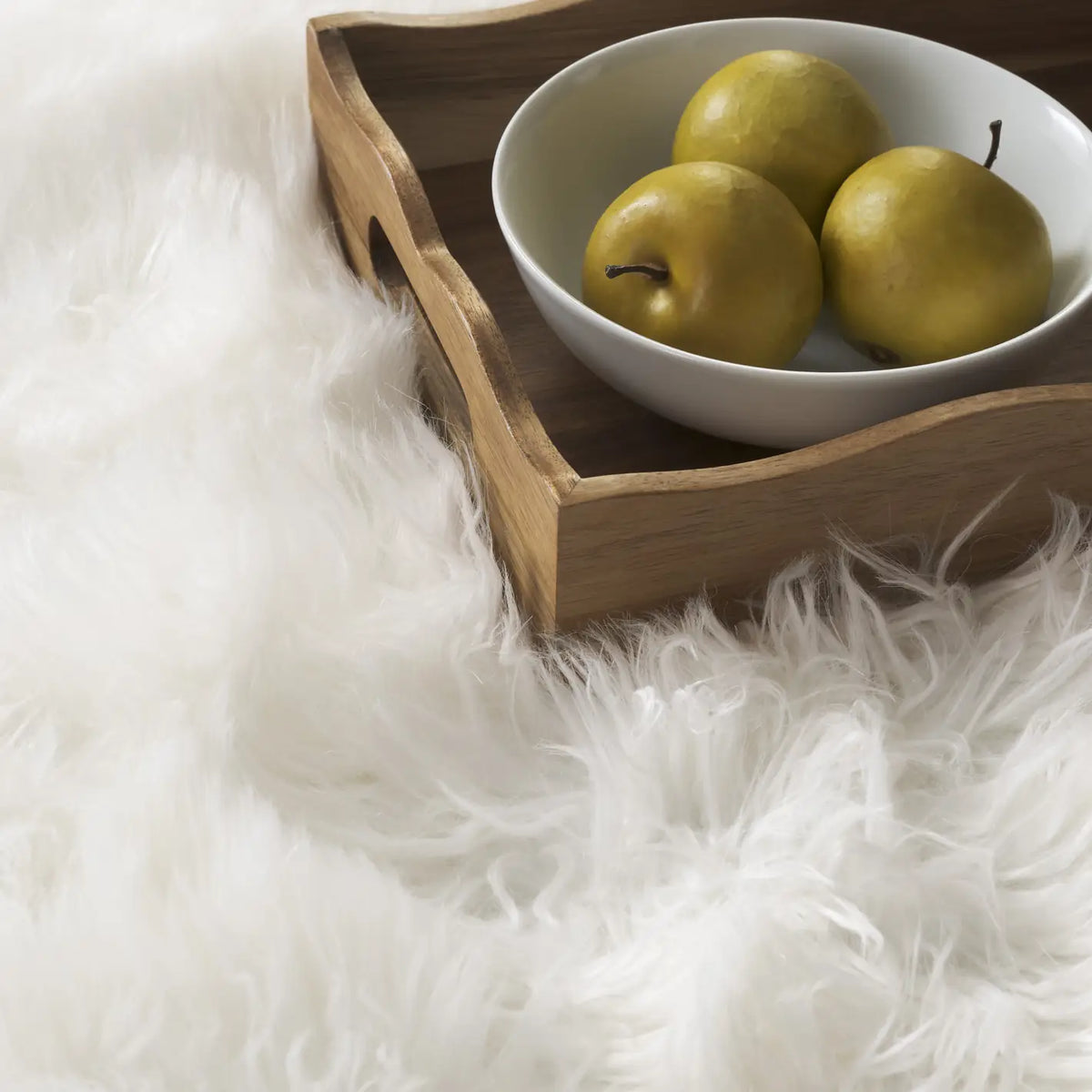 Safavieh Faux Sheep Skin 2'-6" x 4'-0" Rug in Ivory
