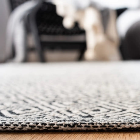Safavieh Montauk 4'-0" x 6'-0" Rug in Ivory / Navy