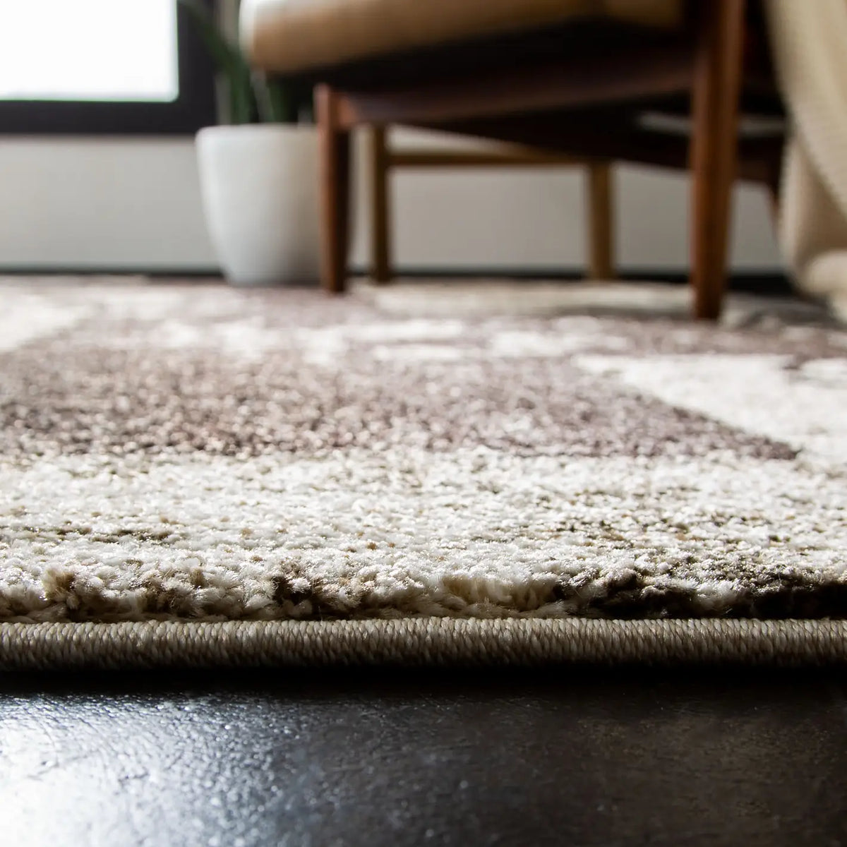 Safavieh Retro 5'-3" x 8'-0" Rug in Creme / Brown
