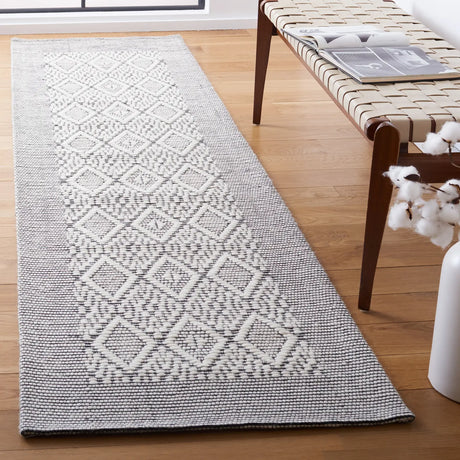 Safavieh Vermont 2'-3" x 8'-0" Rug in Ivory / Black
