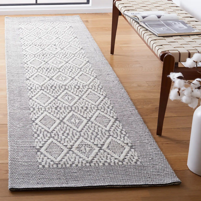 Safavieh Vermont 2'-3" x 8'-0" Rug in Ivory / Black