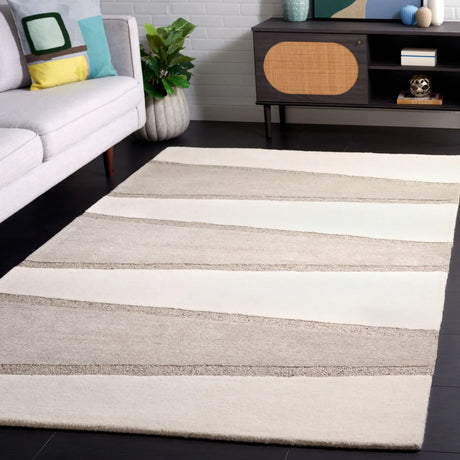 Safavieh Fifth Avenue 4'-0" x 6'-0" Rug in Ivory / Grey