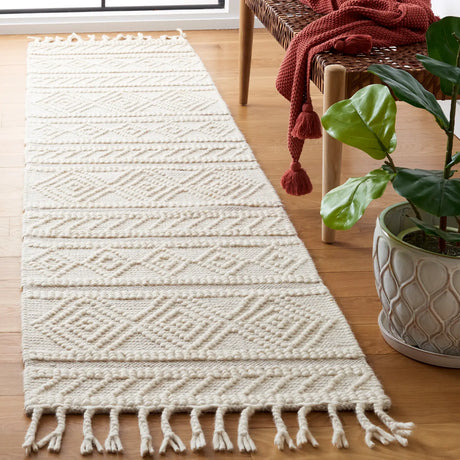 Safavieh Natura 2'-3" x 9'-0" Rug in Ivory / Beige