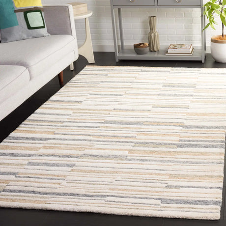 Safavieh Fifth Avenue 4'-0" x 6'-0" Rug in Ivory / Beige