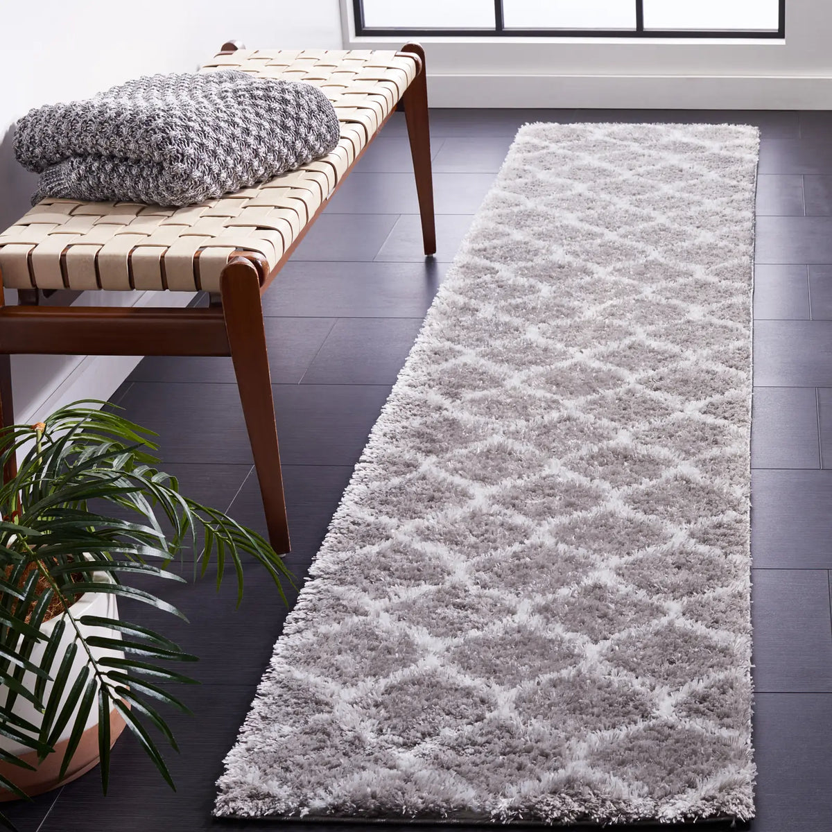 Safavieh Tahoe Shag 2'-0" x 9'-0" Rug in Grey / White
