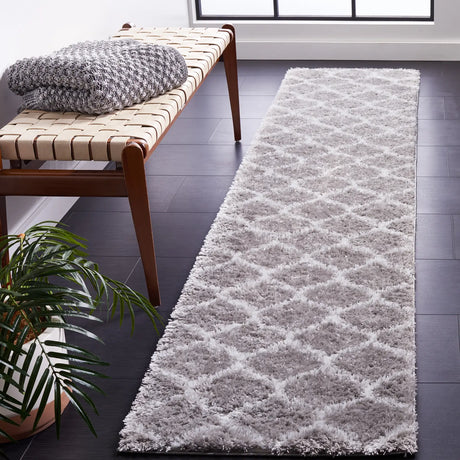 Safavieh Tahoe Shag 2'-0" x 9'-0" Rug in Grey / White