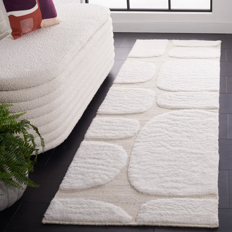 Safavieh Manhattan 2'-3" x 8'-0" Rug in Ivory / Beige