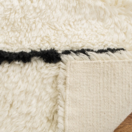Safavieh Kenya 4'-0" x 6'-0" Rug in Ivory / Black