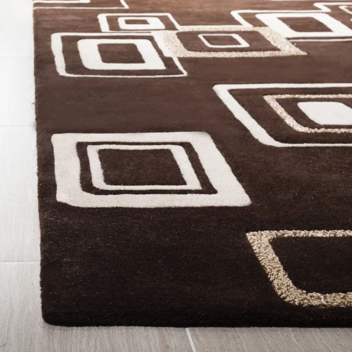 Safavieh Soho 5'-0" x 8'-0" Rug in Brown / Beige