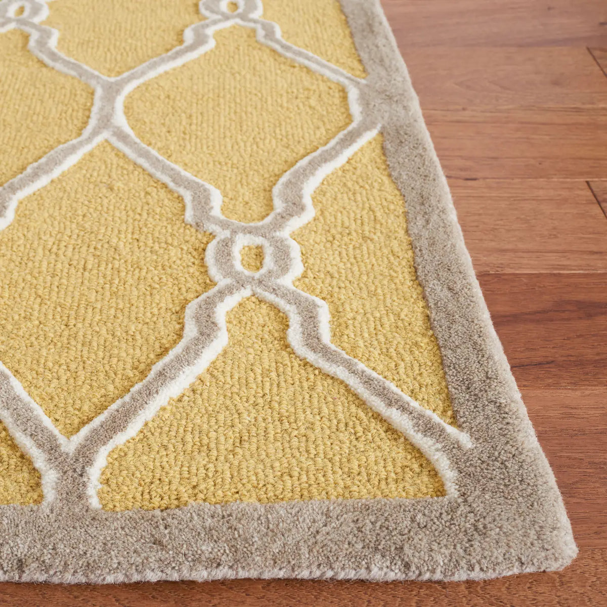 Safavieh Cambridge 4'-0" x 6'-0" Rug in Gold / Ivory