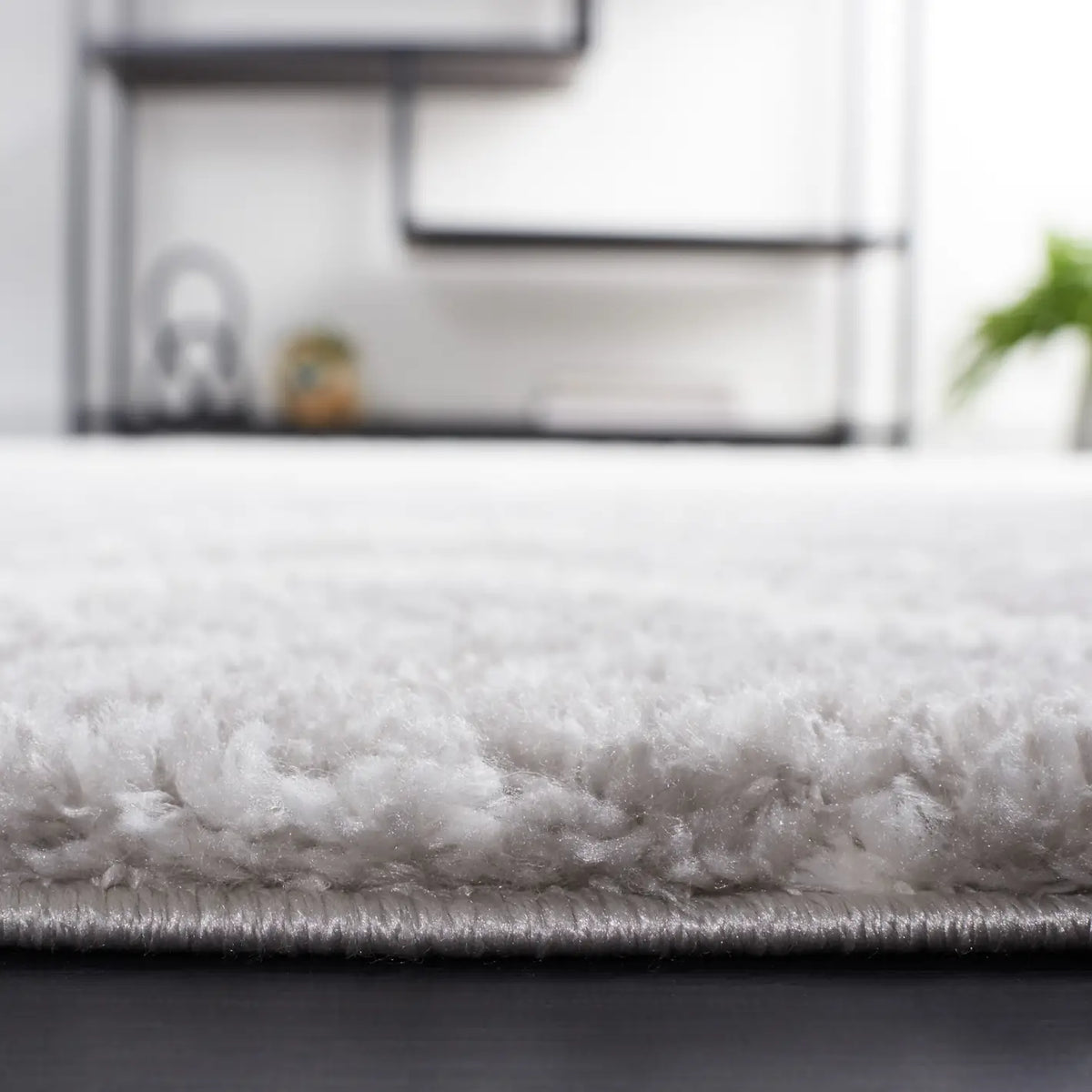 Safavieh Berber Shag 4'-5" x 6'-5" Rug in Ivory / Grey