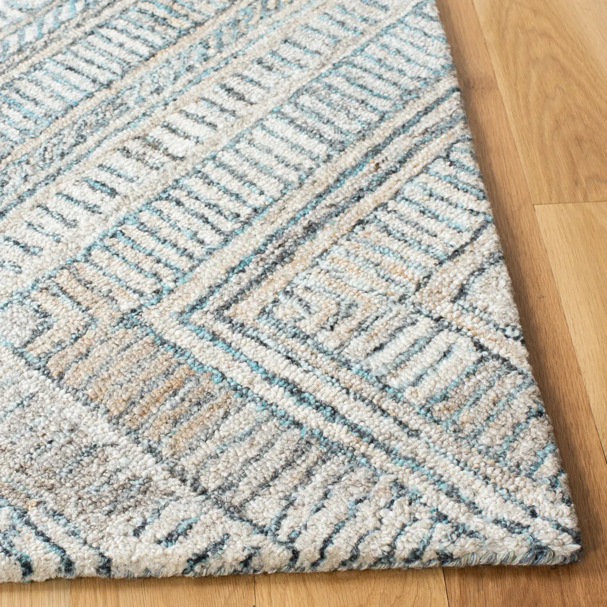 Safavieh Marquee 4'-0" x 6'-0" Rug in Turquoise / Beige