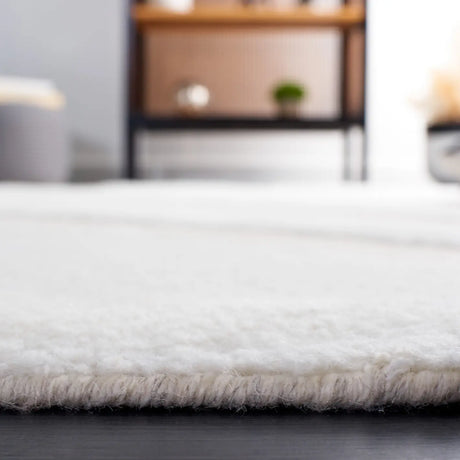 Safavieh Manhattan 4'-0" x 6'-0" Rug in Ivory / Beige