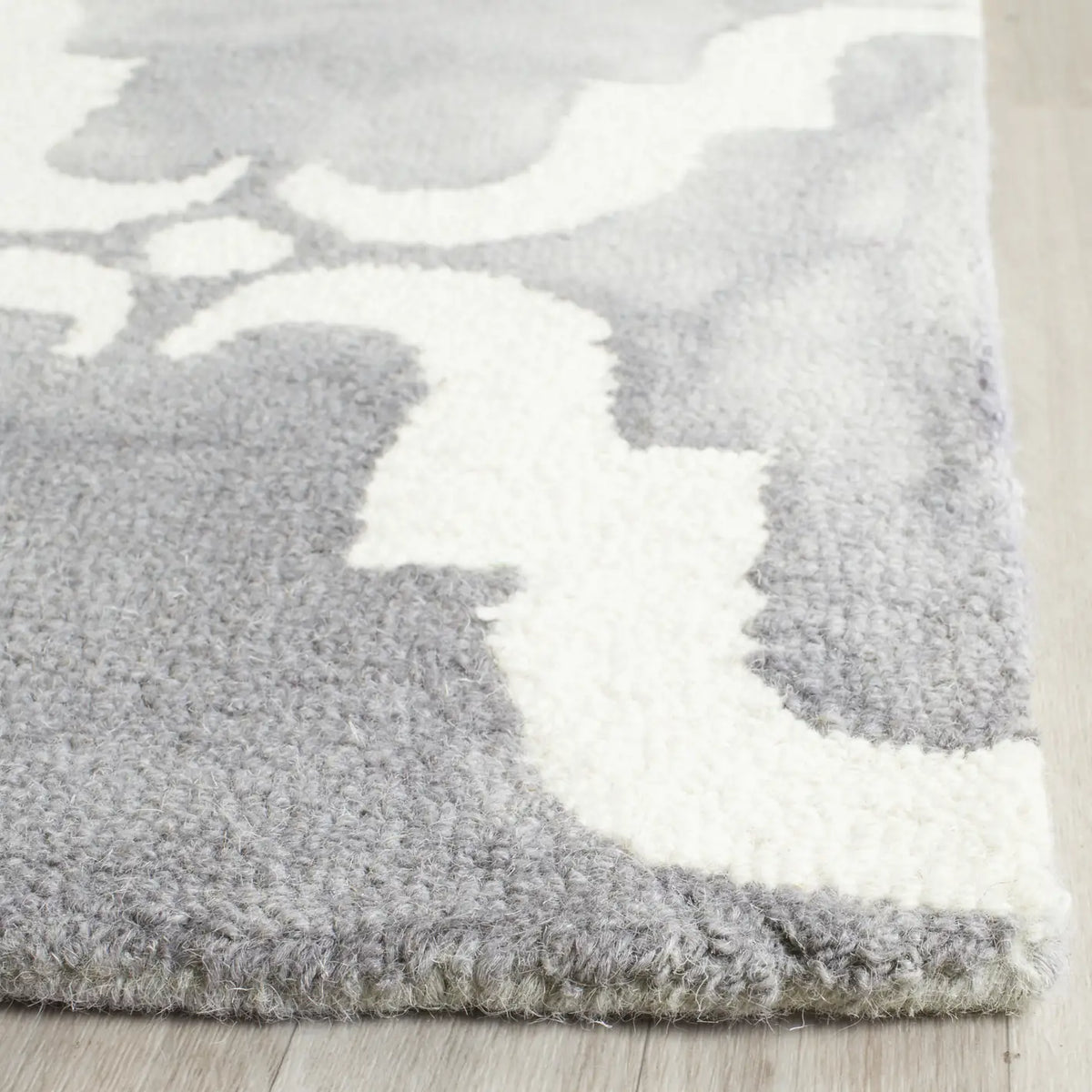 Safavieh Dip Dye 6'-0" x 9'-0" Rug in Grey / Ivory