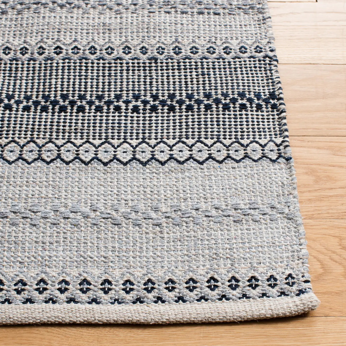 Safavieh Montauk 4'-0" x 6'-0" Rug in Grey / Black