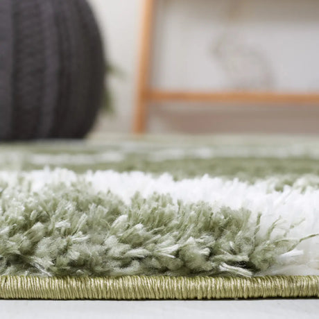 Safavieh Tahoe Shag 4'-0" x 6'-0" Rug in Sage / White