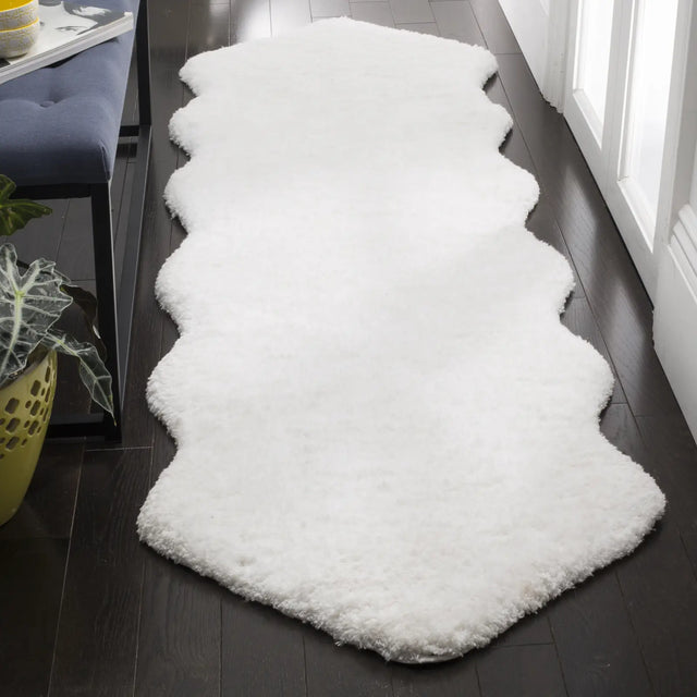 Safavieh Sheep Shag 2'-3" x 6'-0" Rug in Ivory