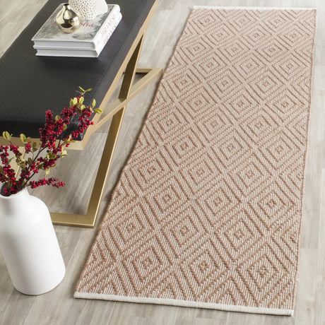 Safavieh Montauk 2'-3" x 7'-0" Rug in Beige / Ivory