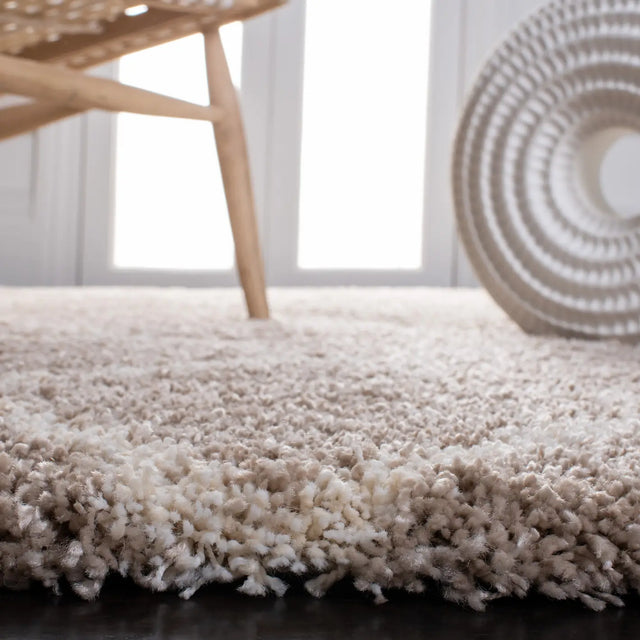 Safavieh Hudson Shag 4'-0" x 6'-0" Rug in Beige / Ivory