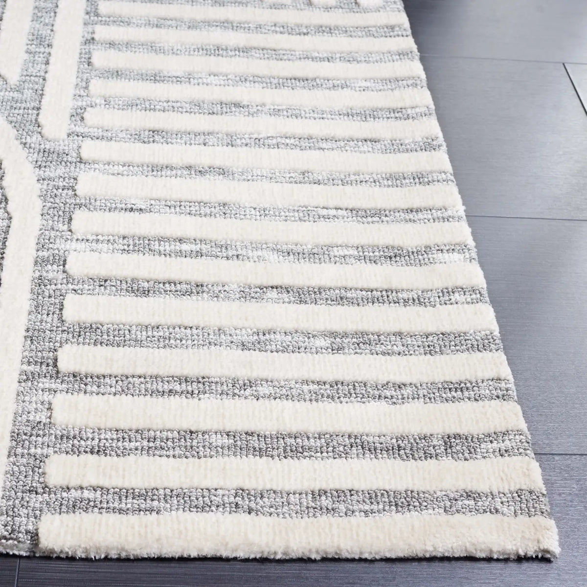 Safavieh Audrey 4'-0" x 6'-0" Rug in Grey / Ivory
