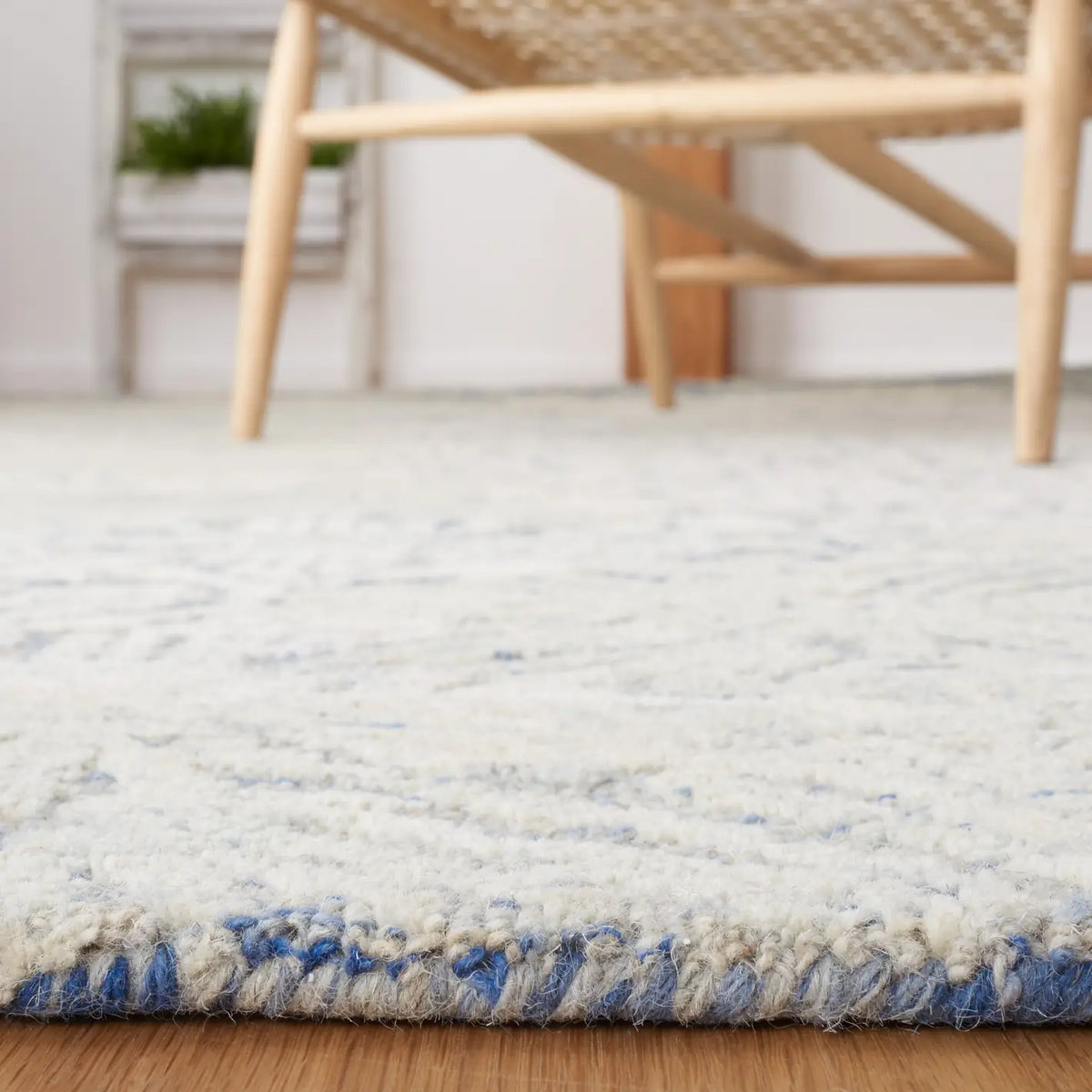 Safavieh Metro 4'-0" x 6'-0" Rug in Blue / Ivory