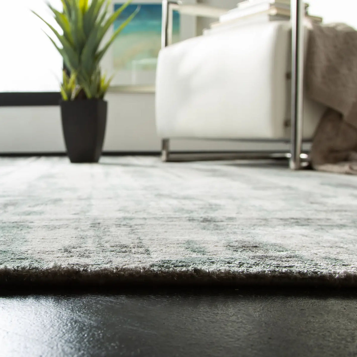 Safavieh Mirage 6'-0" x 9'-0" Rug in Silver / Grey