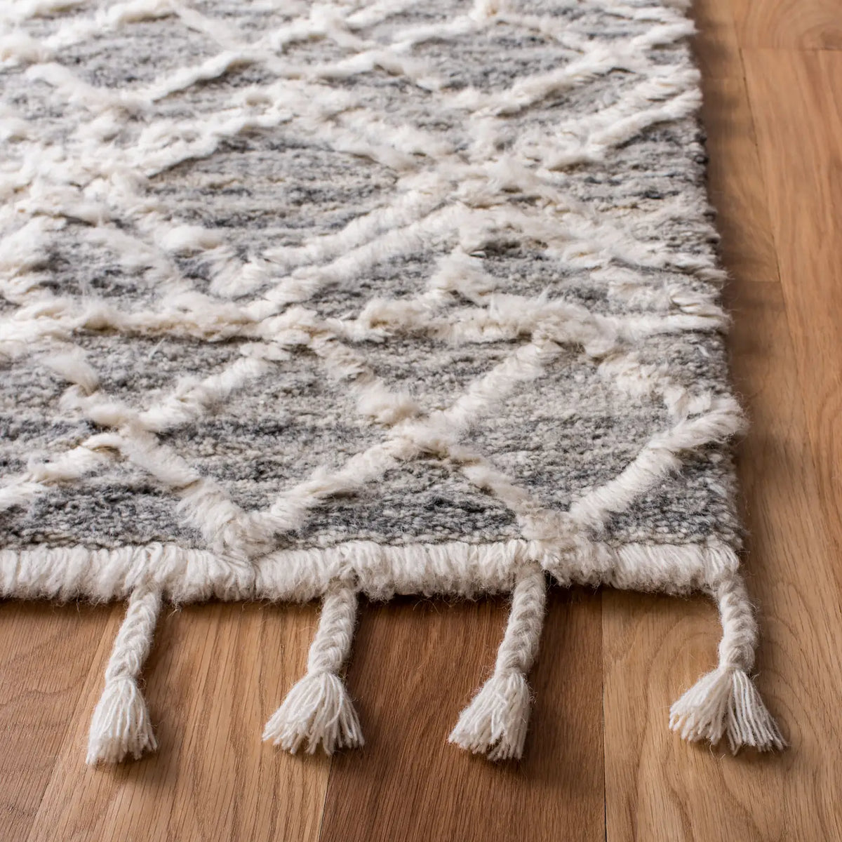 Safavieh Casablanca 4'-0" x 6'-0" Rug in Grey / Ivory
