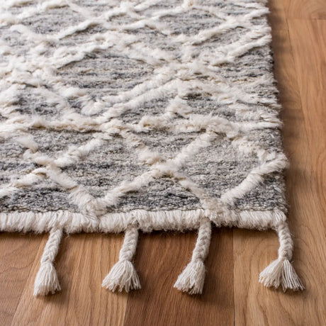 Safavieh Casablanca 4'-0" x 6'-0" Rug in Grey / Ivory
