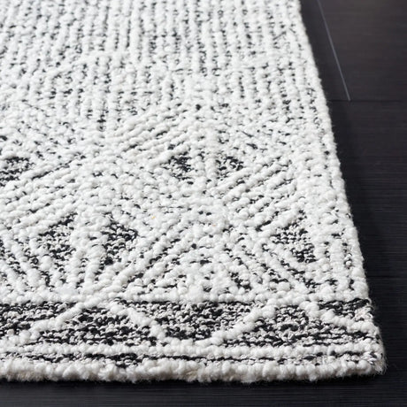 Safavieh Ebony 4'-0" x 6'-0" Rug in Ivory / Black