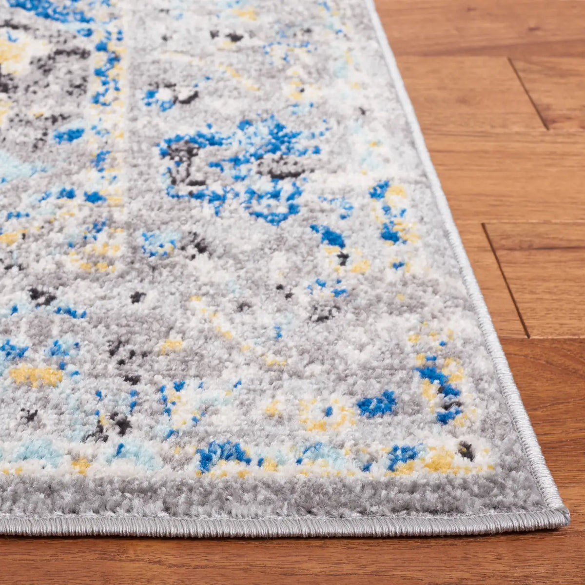 Safavieh Madison 4'-0" x 6'-0" Rug in Grey / Gold