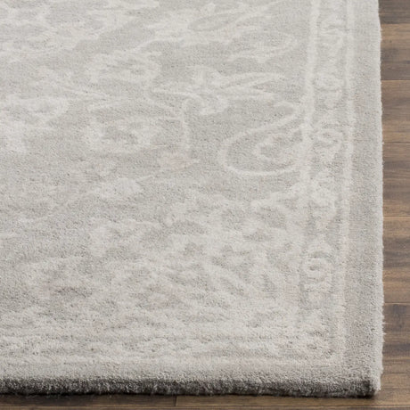 Safavieh Bella 5'-0" x 8'-0" Rug in Grey / Silver