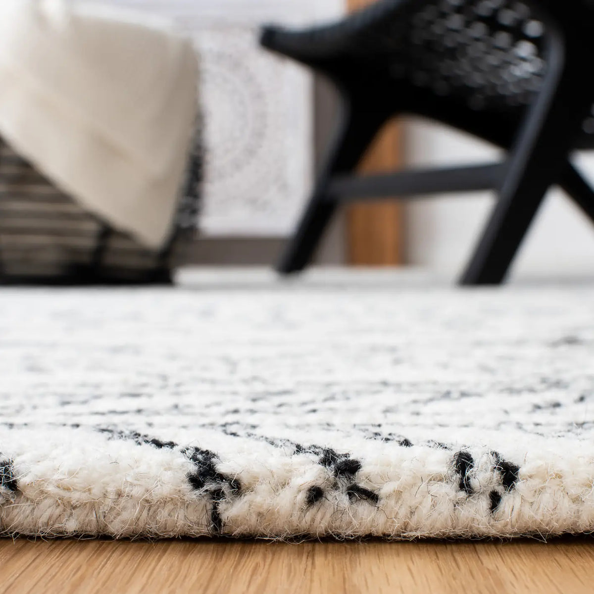 Safavieh Aspen 4'-0" x 6'-0" Rug in Ivory / Black