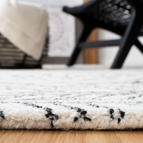 Safavieh Aspen 4'-0" x 6'-0" Rug in Ivory / Black