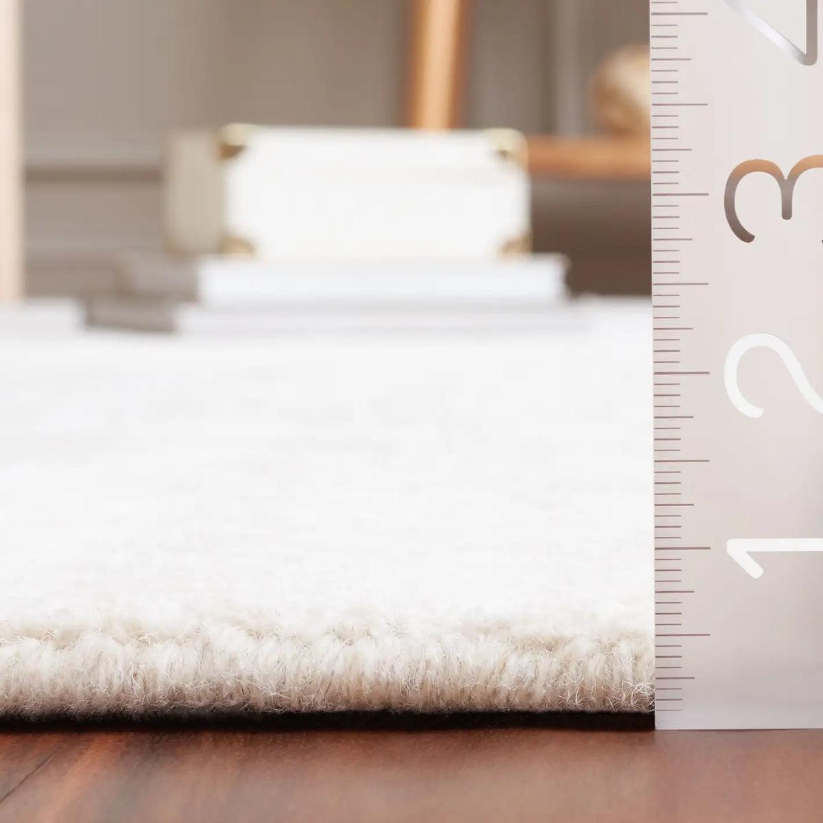 Safavieh Glamour 4'-0" x 6'-0" Rug in Ivory