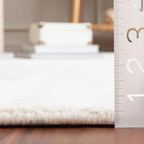 Safavieh Glamour 4'-0" x 6'-0" Rug in Ivory