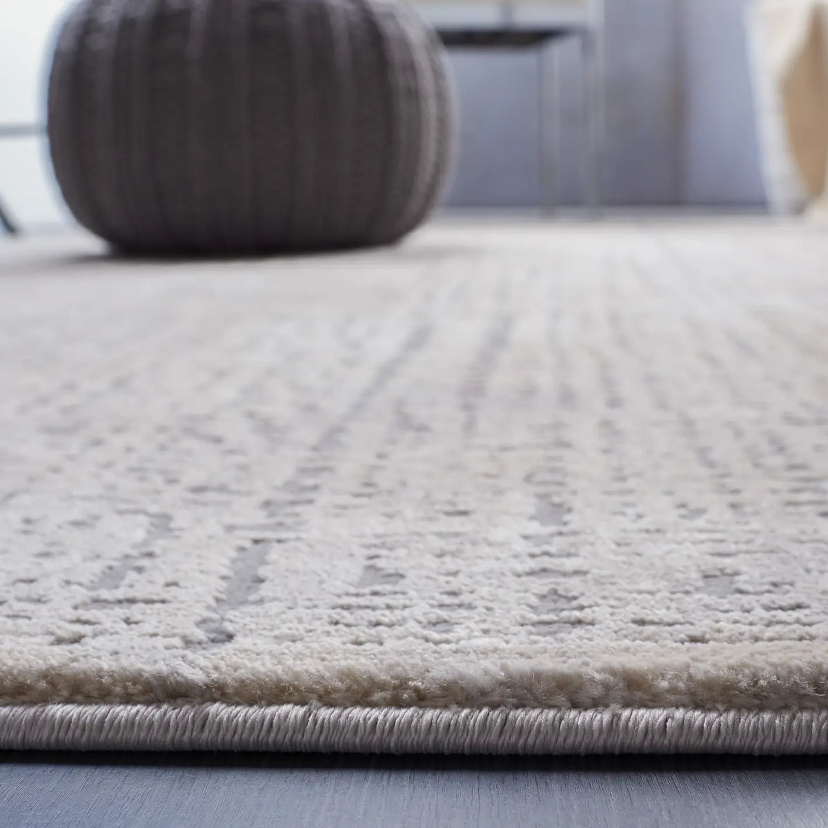 Safavieh Meadow 4'-0" x 6'-0" Rug in Ivory / Grey