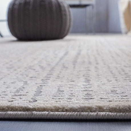 Safavieh Meadow 4'-0" x 6'-0" Rug in Ivory / Grey