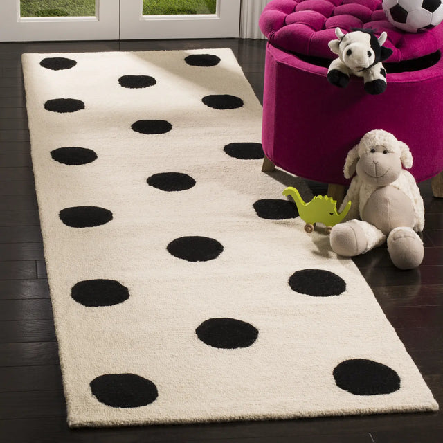 Safavieh Safavieh Kids 2'-6" x 8'-0" Rug in Ivory / Black