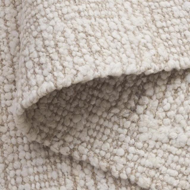 Safavieh Manhattan 4'-0" x 6'-0" Rug in Ivory / Beige