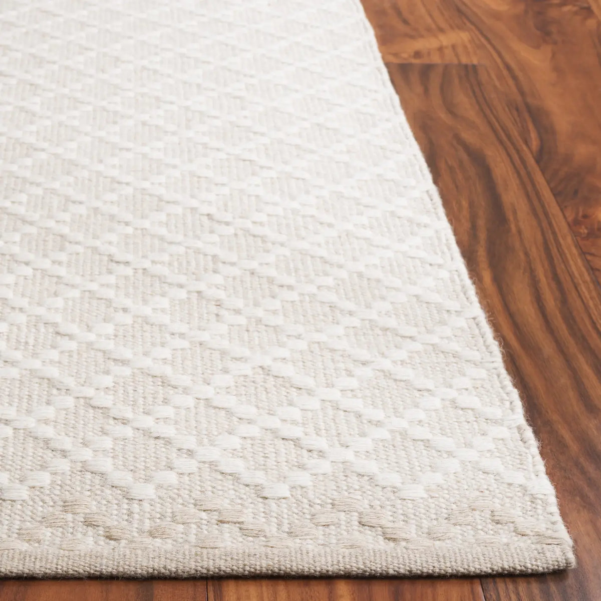 Safavieh Vermont 4'-0" x 6'-0" Rug in Beige / Ivory