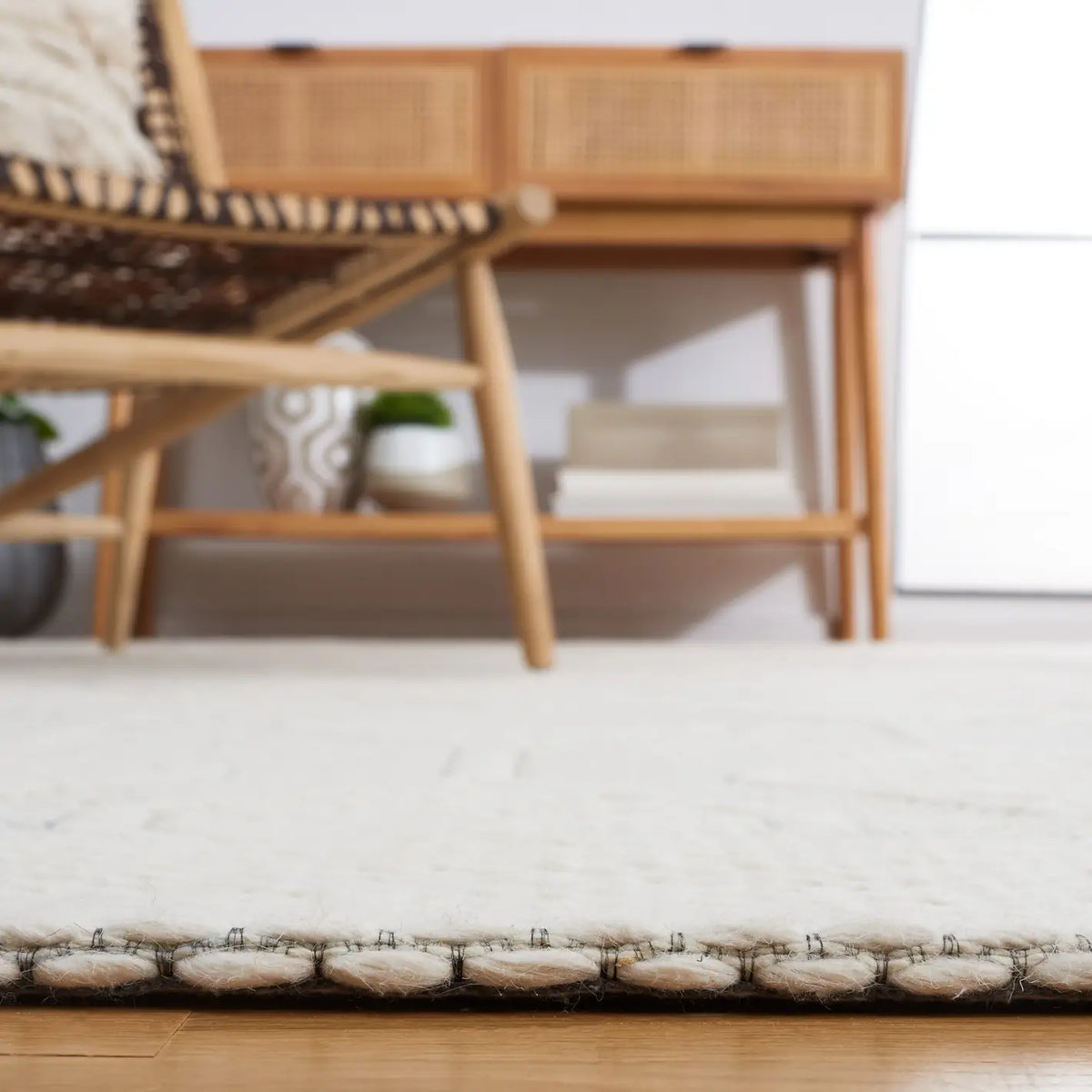 Safavieh Marbella 4'-0" x 6'-0" Rug in Ivory / Blue