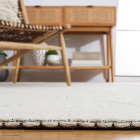 Safavieh Marbella 4'-0" x 6'-0" Rug in Ivory / Blue