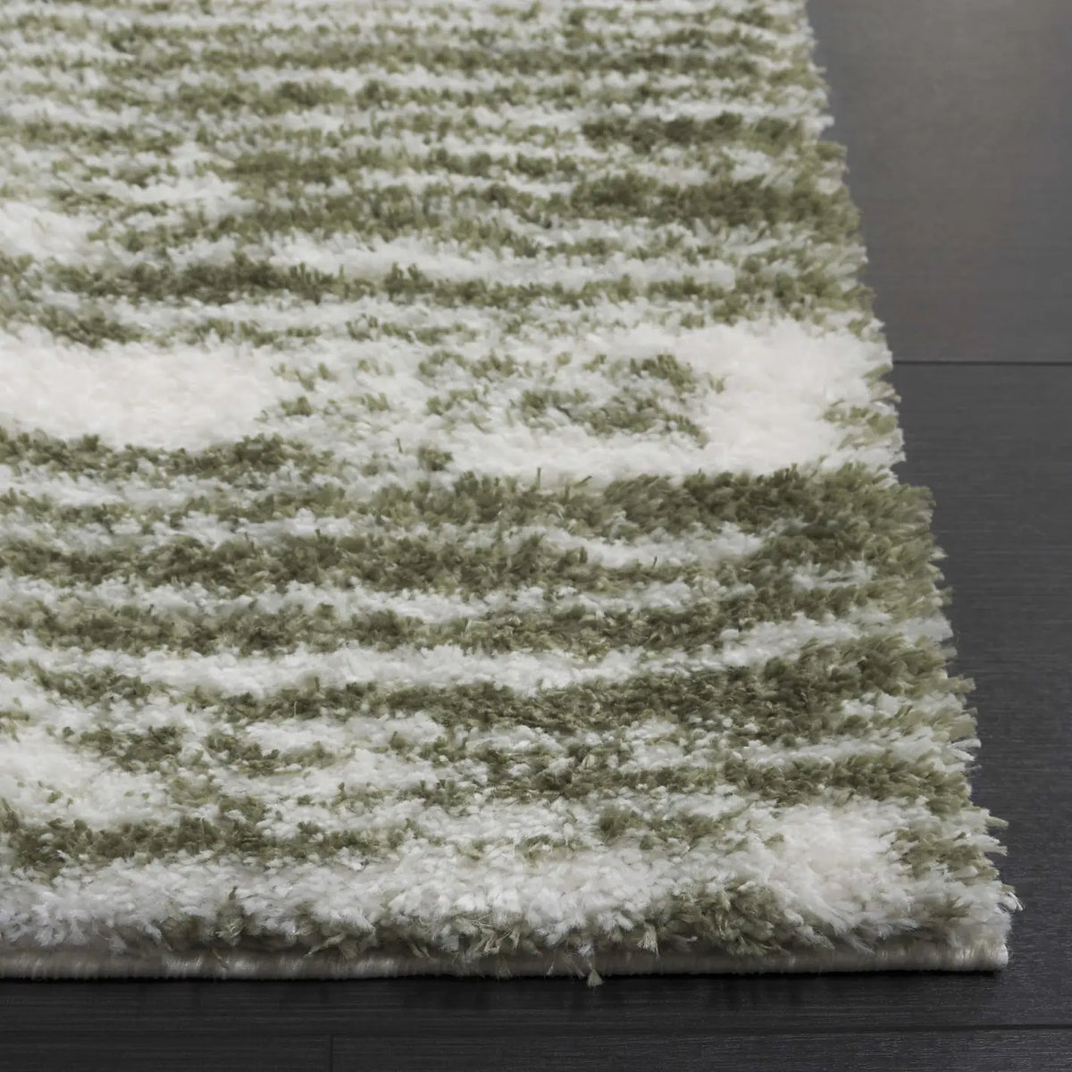 Safavieh Tahoe Shag 4'-0" x 6'-0" Rug in Ivory / Green