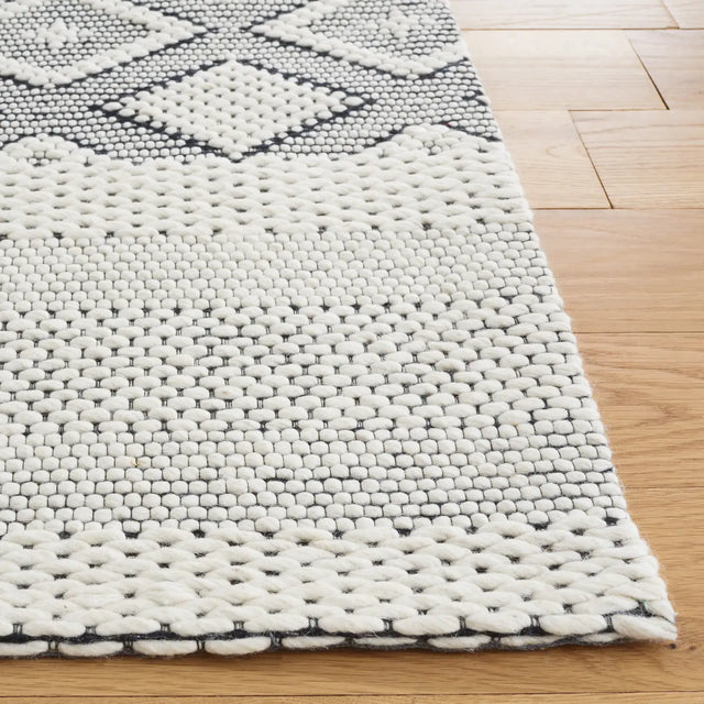 Safavieh Vermont 4'-0" x 6'-0" Rug in Ivory / Black