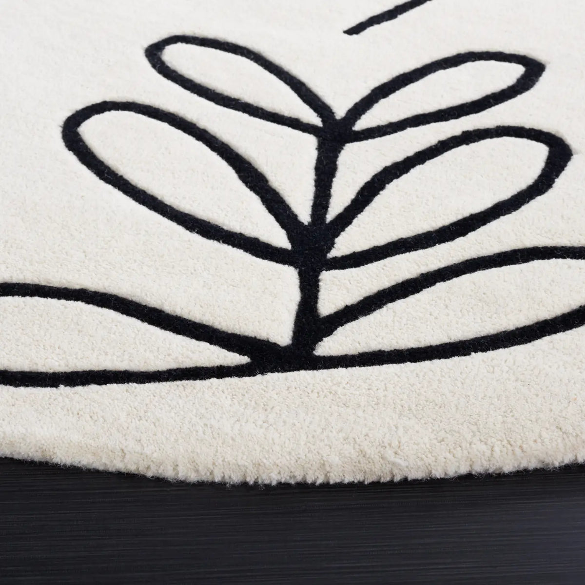 Safavieh Fifth Avenue 7'-0" x 7'-0" Rug in Ivory / Black